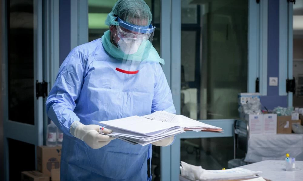 Αφόρητες πιέσεις δέχονται τα συστήματα υγείας Γαλλίας και Γερμανίας